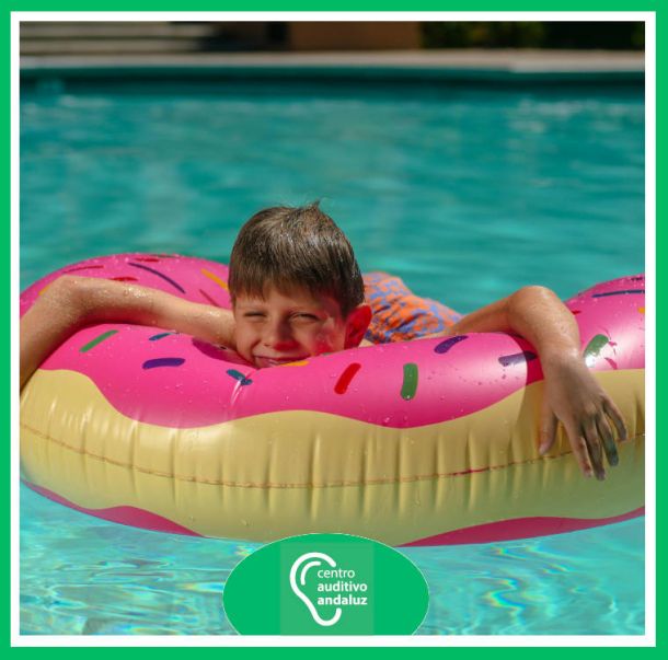 Niño en la piscina